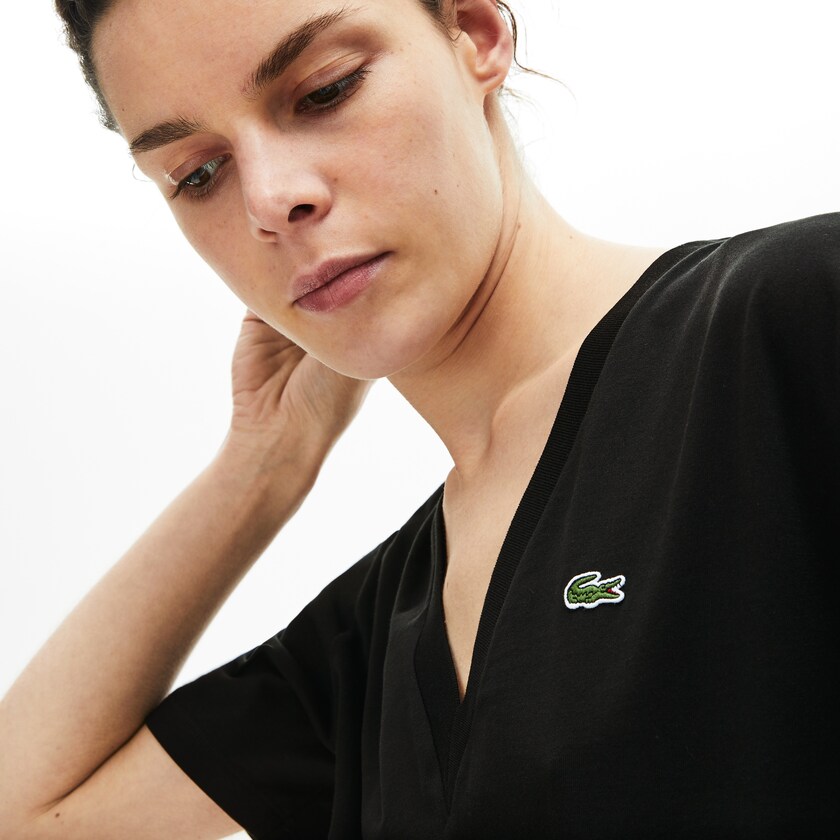 Camiseta Pretas Feminino Lacoste V-Neck Premium Cotton LL6-28982X0